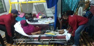 Muslimat taja ambulans bantu pesakit asnaf