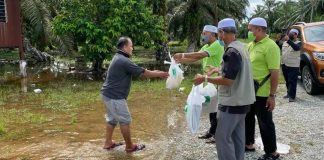 Mangsa banjir terima bakul makanan