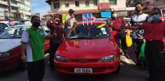 Kibar Jalur Gemilang dengan semangat kemerdekaan