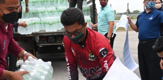 Duyong Marina Resort agih bantuan air kepada penduduk
