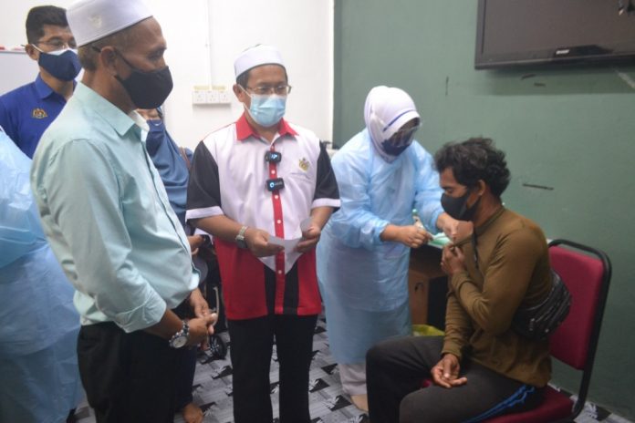 Nelayan asing disuntik vaksin percuma