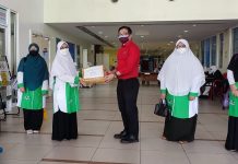 Muslimat PAS Putatan serah Al-Quran terjemahan kepada hospital
