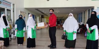 Muslimat PAS Putatan serah Al-Quran terjemahan kepada hospital