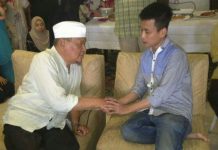 Calvin Thoo reka pakaian buat Allahyarham Ismail Kamus sekeluarga