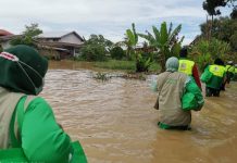 Harungi arus banjir agih makanan kepada penduduk