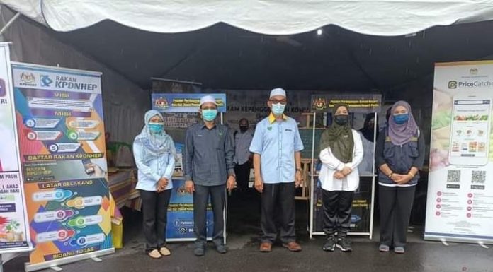 Hujan tak halang penduduk serbu Jualan Keluarga Malaysia