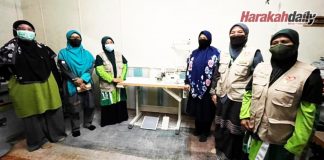 Muslimat sumbang mesin jahit kepada ibu tunggal