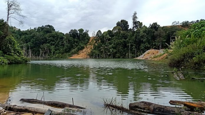 Black water lake asal