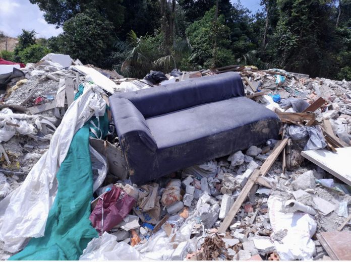 sofa-sampah-blake-lake