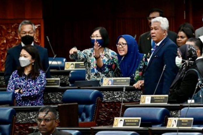 Parlimen kecoh