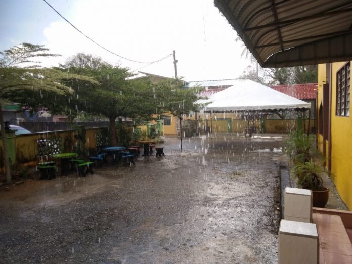 hujan tanah merah
