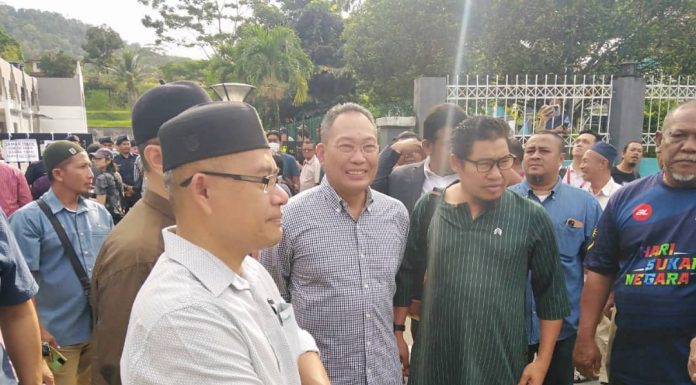 Ahli Parlimen PN hadir pada perbicaraan DS Sanusi