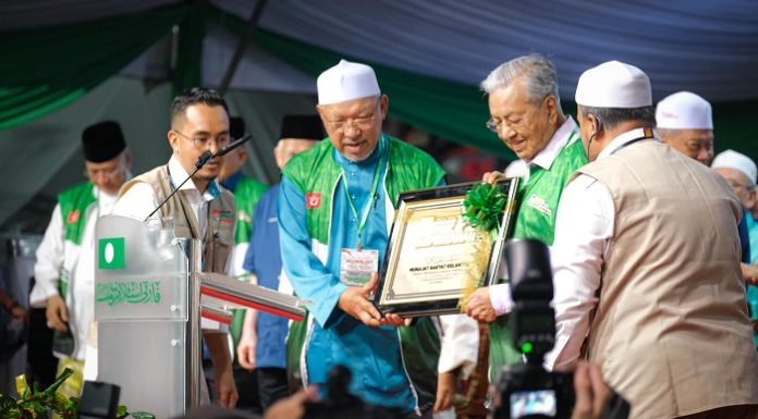 Dr Mahathir bantu PN mara ke Putrajaya