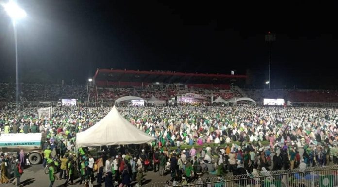 Anak muda tunggang motosikal lebih 100 km ke stadium