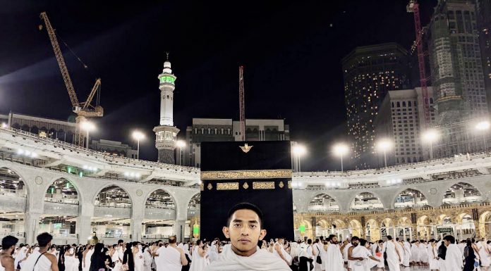 Anak muda jejak kaki di Makkah secara percuma