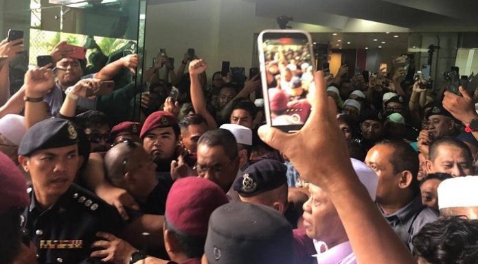 Laungan ‘hidup Sanusi’ sambut MB di lapangan terbang
