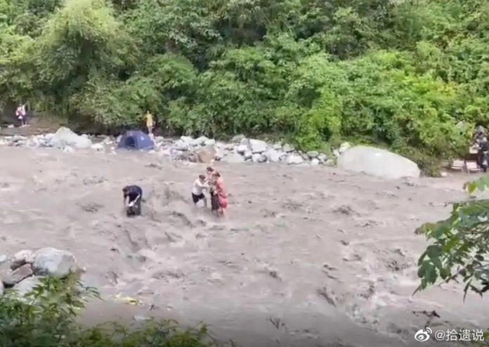 Flood China tourist