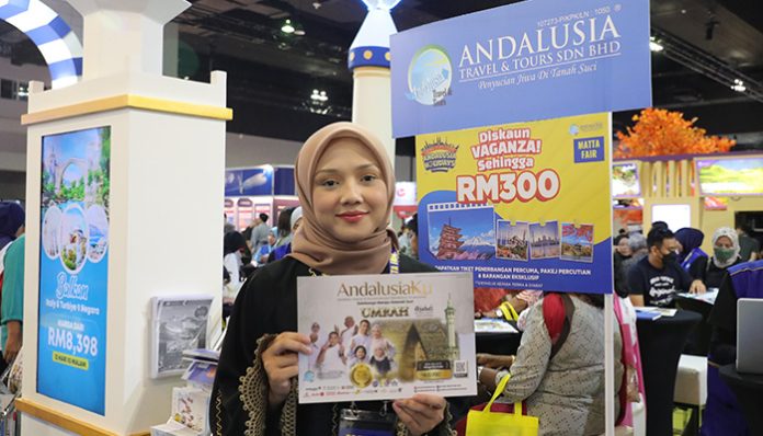 HRK_4209 PUAN IZZATI IBRAHIM MENUNJUKKAN PAKEJ YANG DITAWARKAN OLEH ANDALUSIA TRAVEL AND TOURS