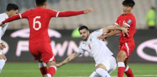 Penonton bola sepak ditahan tak berdiri