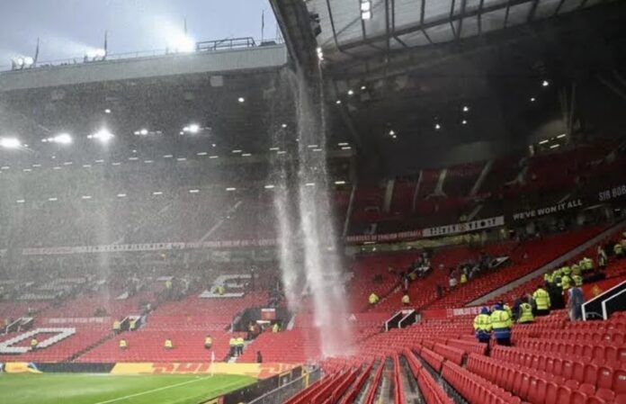 Bumbung Old Trafford bocor