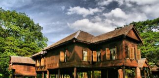 Rumah siapa di hadapan Wisma Darul Aman?
