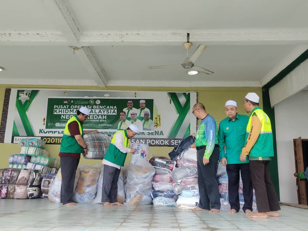 Memeriksa barangan keperluan yang disumbangkan orang ramai kepada mangsa banjir