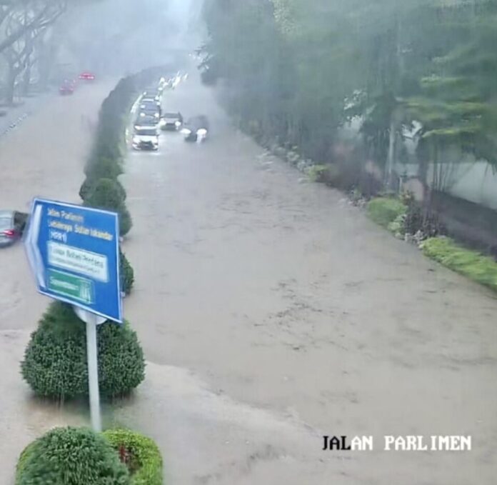 Banjir kilat di Jalan Parlimen 151024