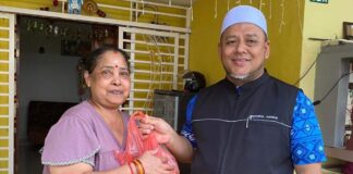 Fakhrul Anwar santuni kaum India sempena Deepavali
