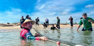 Exco sertai aktiviti tarik pukat di pantai