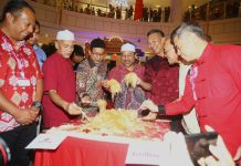 Pelbagai kaum makan budu dalam pinggan sama