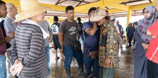 Kenapa penjual-pembeli di pasar ini saling berbisik?