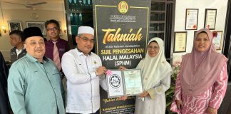 Nasi Berlauk Kak Chik catat sejarah terima sijil Halal