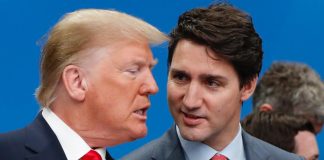 Donald Trump (kiri) dan Justin Trudeau, kini saling bermusuhan dalam hubungan ekonomi.