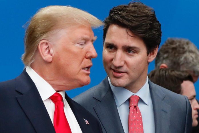 Donald Trump (kiri) dan Justin Trudeau, kini saling bermusuhan dalam hubungan ekonomi.