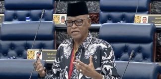 Penghibur jalanan pakai batik promosi budaya Malaysia