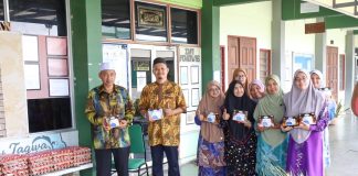 Bakul makanan buat warga pendidik sempena Ramadan