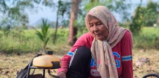 Wanita besi: Masih gigih potong rumput di usia 75 tahun