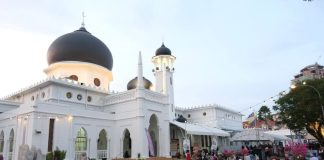 Suasana iftar yang memukau di Masjid Alwi, Kangar