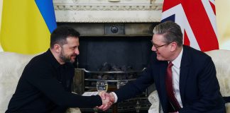 Presiden Ukraine (kiri) mendapat layanan mesra ketika mengunjungi Perdana Menteri Britain di London.