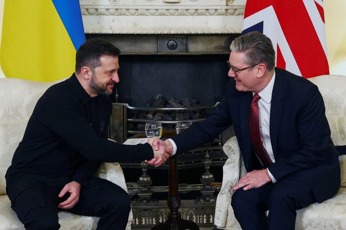 Presiden Ukraine (kiri) mendapat layanan mesra ketika mengunjungi Perdana Menteri Britain di London.