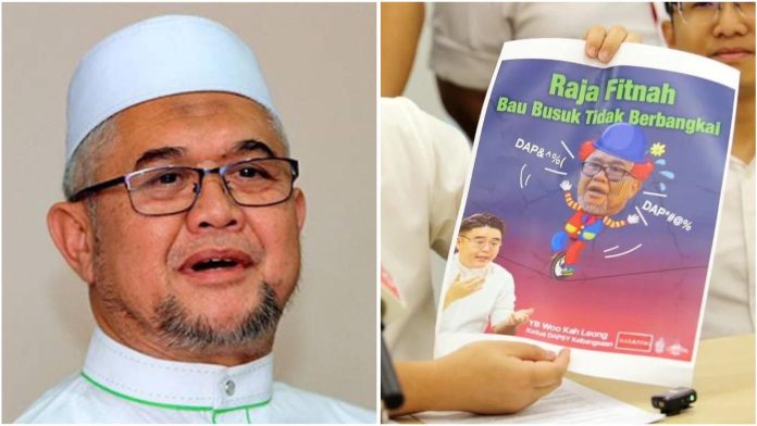 Razman Zakaria (kiri) dan lukisan karikatur yang memaparkan beliau sebagai badut.