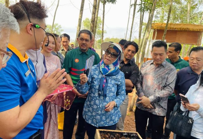 Che Puan Besar mendengar penerangan mengenai madu kelulut yang diternak di situ