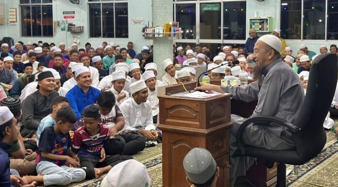 Saf pertama luar masjid, saf kedua dalam masjid