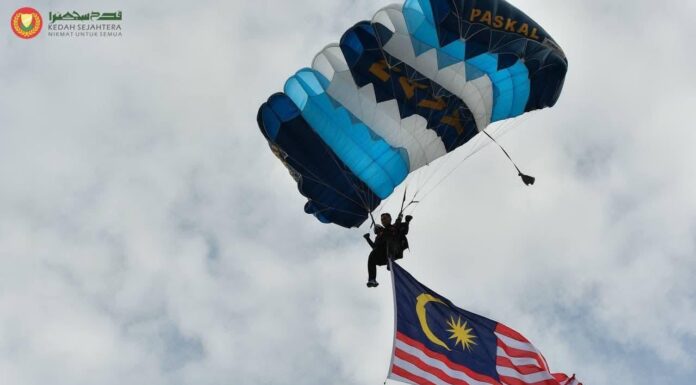 Aksi payung terjun anak jati banggakan rakyat Kedah