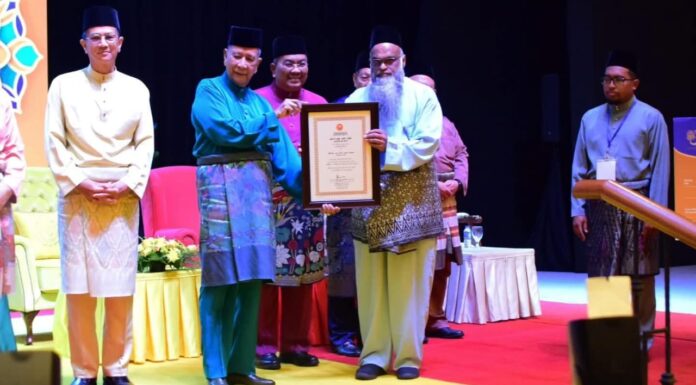 Ustaz Naim terima Anugerah Maulidur Rasul Kedah