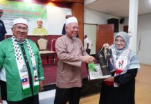 Mohd Adanan meyampaikan sijil perhargaan kepada salah seorang As-Sabiqat