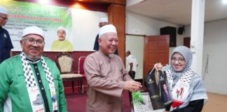 Mohd Adanan meyampaikan sijil perhargaan kepada salah seorang As-Sabiqat