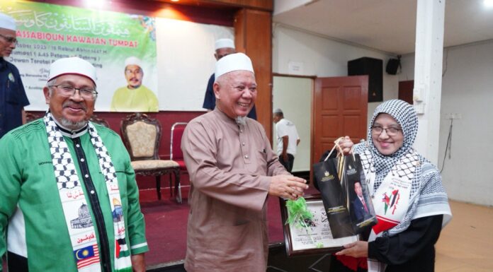 Mohd Adanan meyampaikan sijil perhargaan kepada salah seorang As-Sabiqat