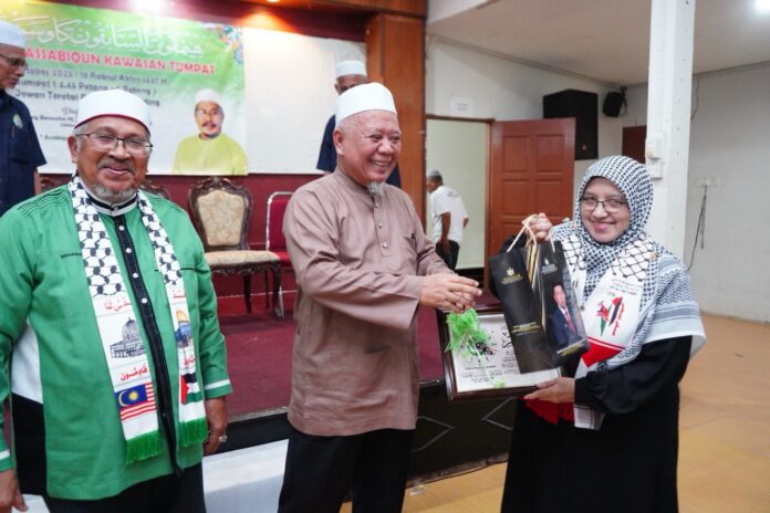 Mohd Adanan meyampaikan sijil perhargaan kepada salah seorang As-Sabiqat