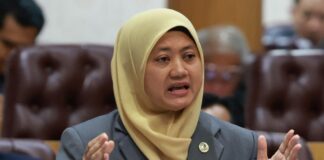 Tadbir urus pulih kerajaan, bukan sibuk bermain politik
